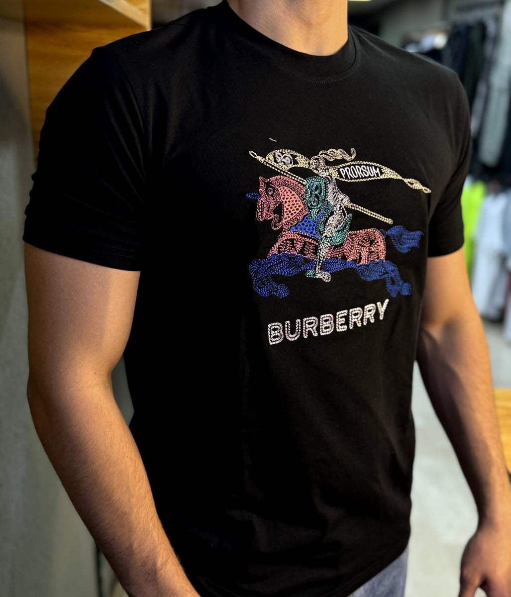 Tシャツ・カットソー BURBERRY BLACK T-SHIRT WITH EQUESTRIAN KNIGHT DESIGN Burberry Equestrian Knight Device T-Shirt (Black) – The